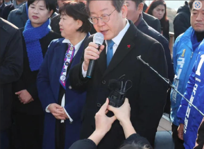 Apuñalan durante acto público a Lee-myung, líder opositor surcoreano