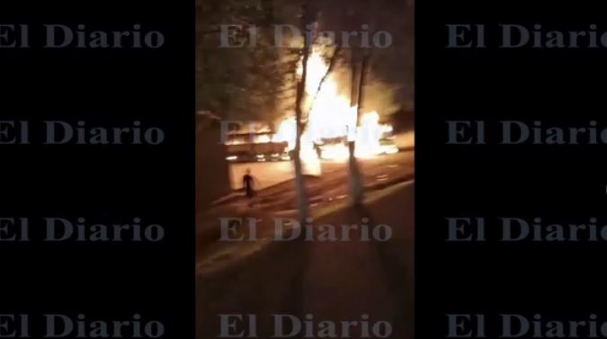 De modo intencional incendian tres camionetas en Guerrero