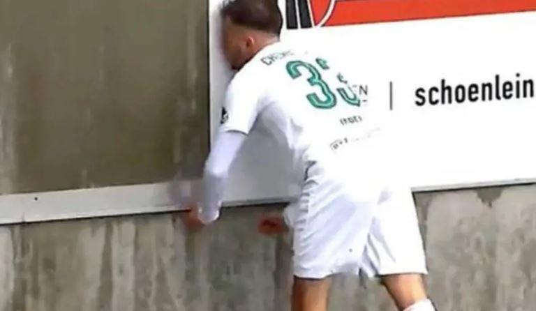 (Vídeo) Futbolista alemán queda noqueado tras estrellarse contra un muro