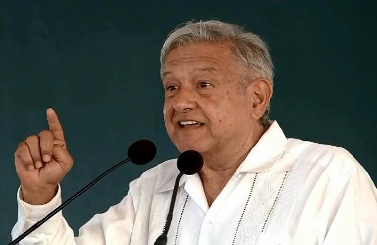 Promete López Obrador justicia a víctimas de Minatitlán
