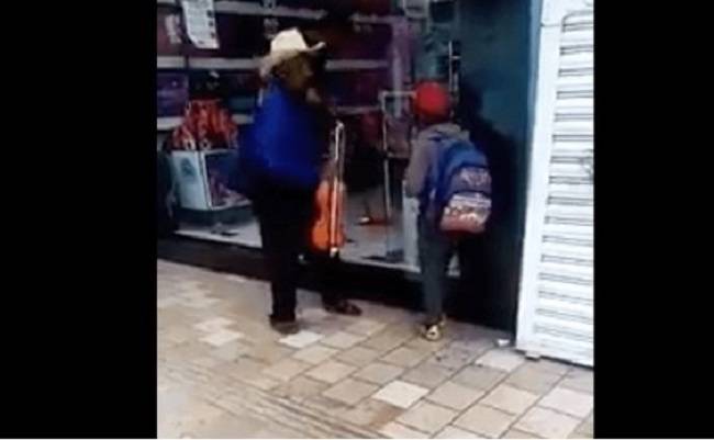 (VIDEO) Corren a abuelito y a su nieto de tienda en Puebla; sólo trabajaban