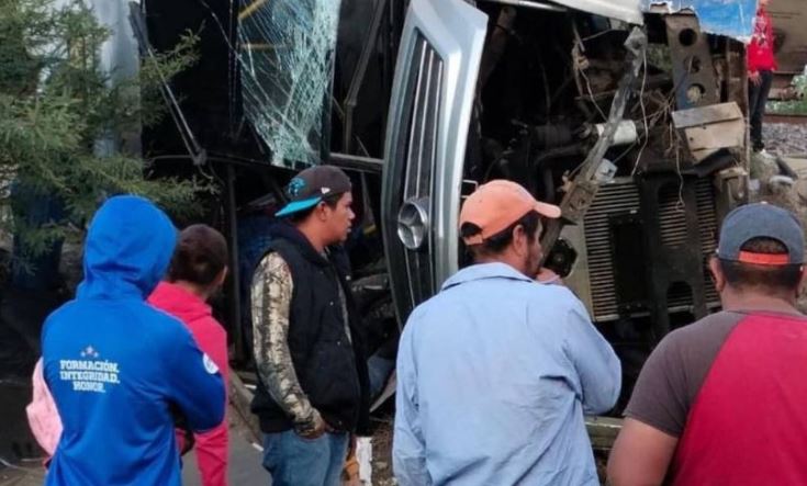 Querétaro: Tren choca a autobús de pasajeros; seis muertos