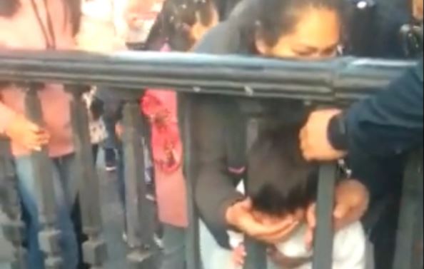 (VÍDEO) Menor queda atrapado entre los barrotes del metro Zócalo