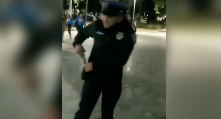 CDMX: Policía apunta con su pistola a perro y causa indignación