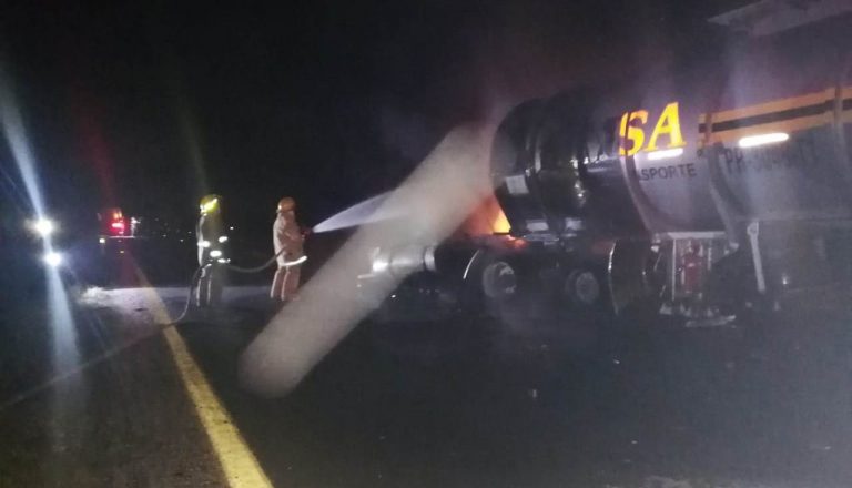 Encontronazo causa incendio de pipas en la Valladolid-Cancún