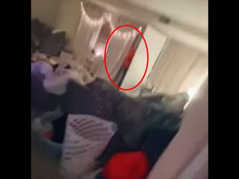 (VIDEO) Joven bailaba cuando un acosador apareció en su habitación