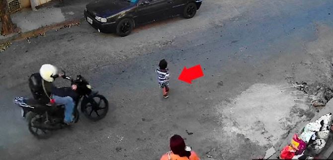 (VÍDEO) Motociclista atropella a niño por descuido de su mamá que miraba su celular