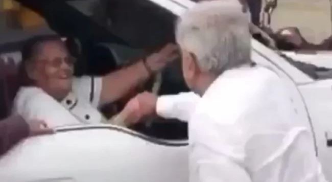 (VÍDEO) AMLO saluda de mano a mamá de "El Chapo" en Sinaloa