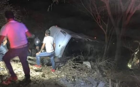 Bús cae a barranco en Nayarit con saldo de 18 muertos y 33 heridos