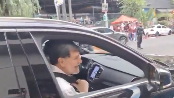 Captan a Fernández Noroña en camioneta de lujo; asegura que es prestada