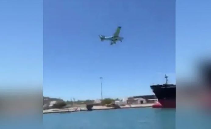 Captan el momento en que avioneta cae al mar en Mazatlán