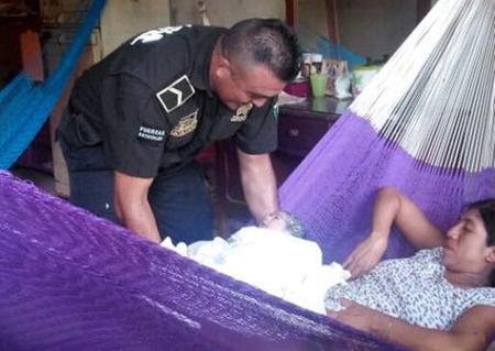 Policías “parteros” ayudan a señora de Kanasín a dar a luz