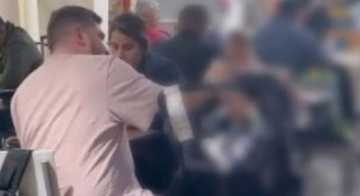 (VIDEO) Captan a sujeto golpeando a bebé en la cabeza en Aeropuerto de Monterrey