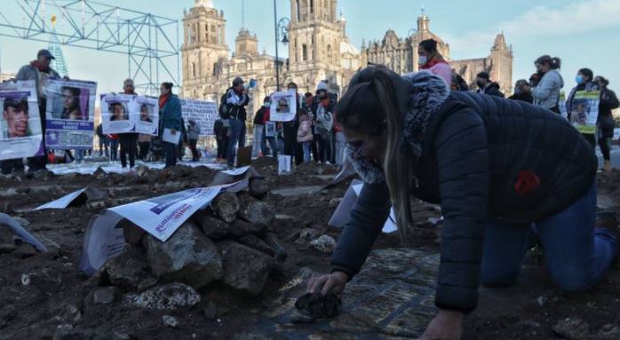 Guanajuato: Madres buscadoras llevan ‘fosas’ de desaparecidos al Palacio Nacional