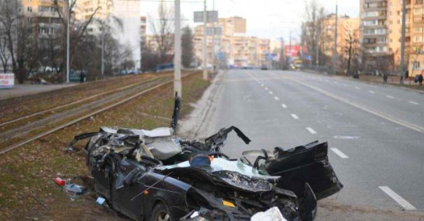 (video ) ¡Indignante! Tanque aplasta a auto y conductora civil en Ucrania