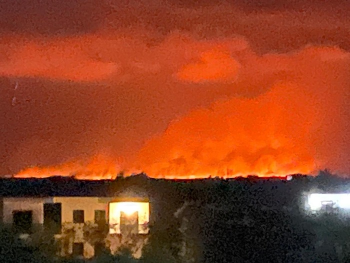 Incendio en Chiquilá se observa desde la isla Holbox