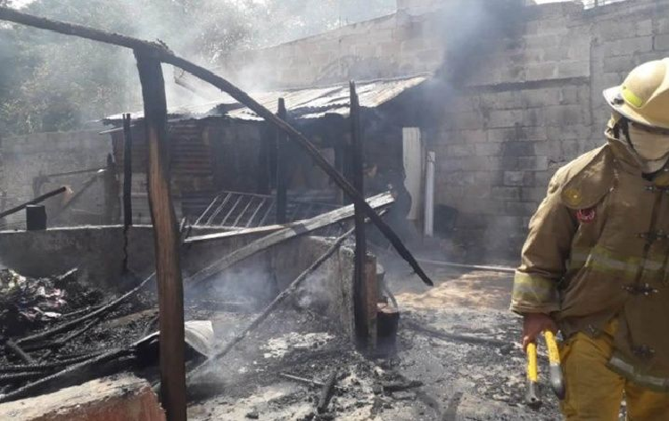 ¡De malas! Se incendia su casa en plena contingencia en Yucatán