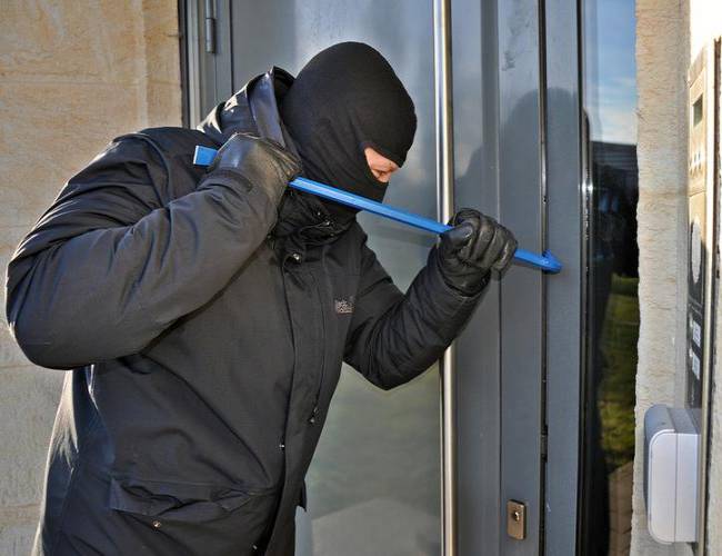 Ladrón irrumpe en una casa y además se prepara el desayuno