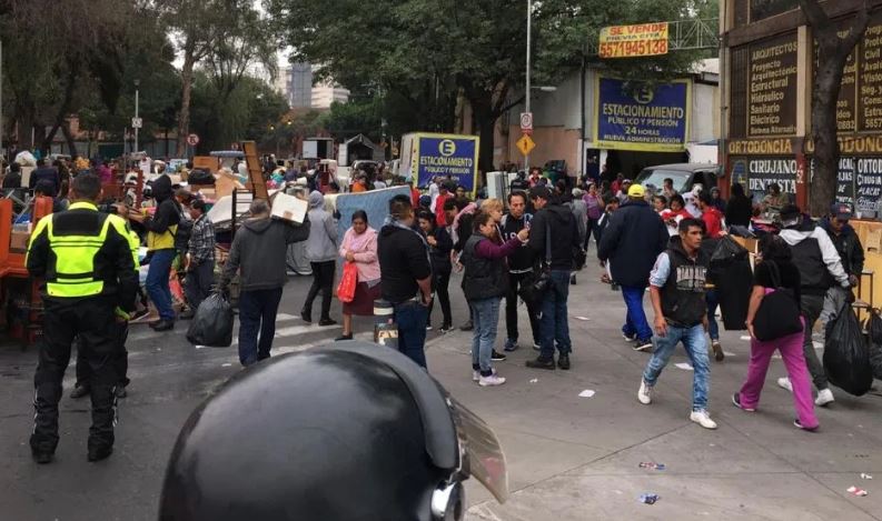 CDMX: Vecinos y policías se enfrentan tras desalojo