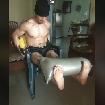 Joven conquista TikTok con su método para ejercitar piernas sin ir a gimnasio