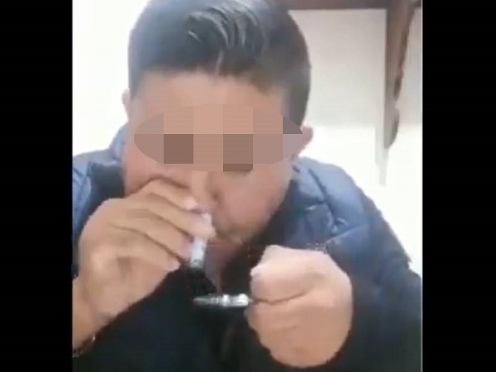 VIDEO: Exhiben a jefe policiaco inhalado un polvo blanco ¿Qué será?