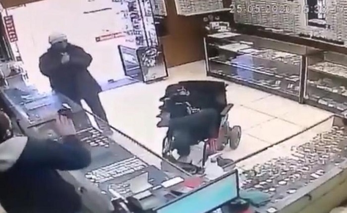 (VIDEO) Hombre en silla de ruedas y sin brazos asalta una joyería