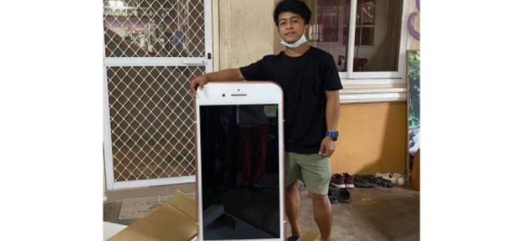 Pide un iPhone por internet y recibe una mesa en forma de teléfono