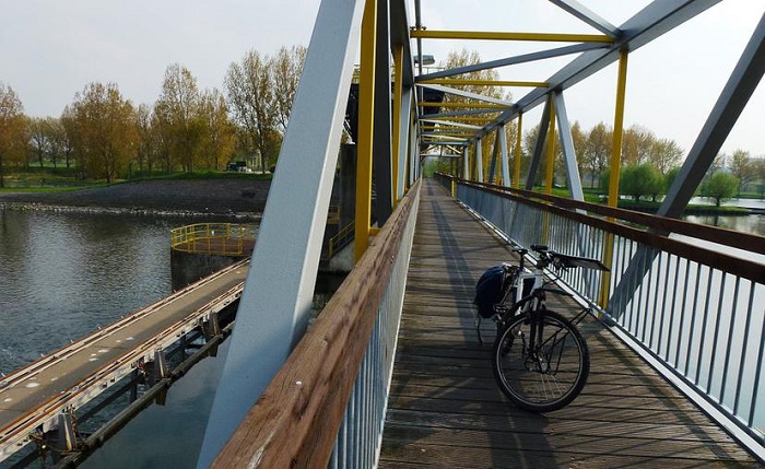 Holanda construye el puente para ciclistas más grande de Europa