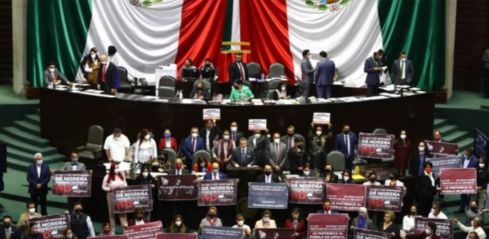 Diputados de Morena avalan reforma eléctrica de AMLO en lo general