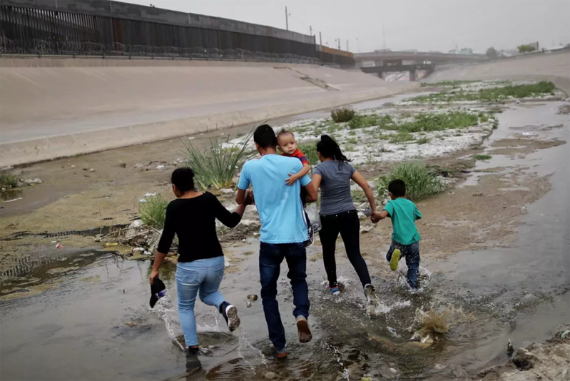 Patrulla fronteriza halla 2 bebés hondureños abandonados a orillas del Río Bravo