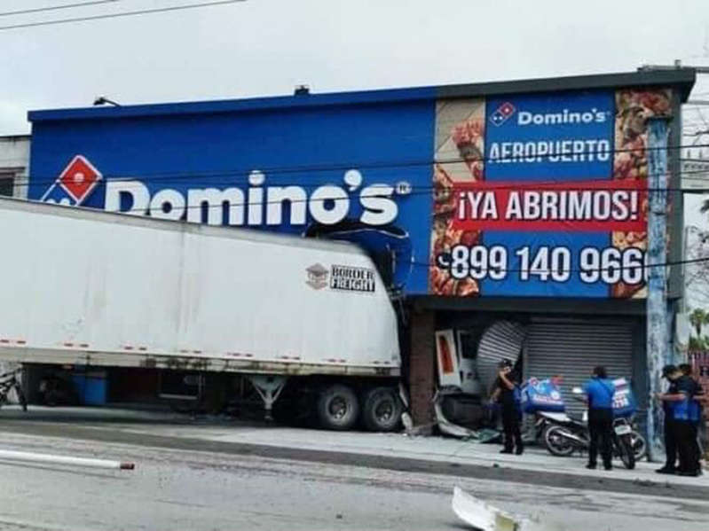 Impactantes imágenes: tráiler se mete a local de Domino's Pizza en Tamaulipas