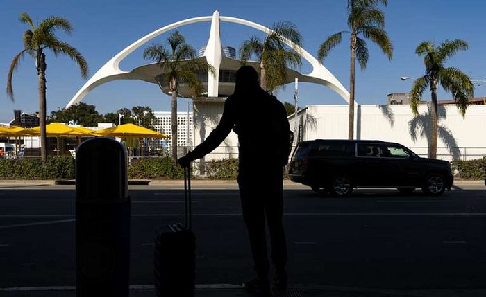 Hombre salta de un avión en movimiento en el aeropuerto de Los Ángeles