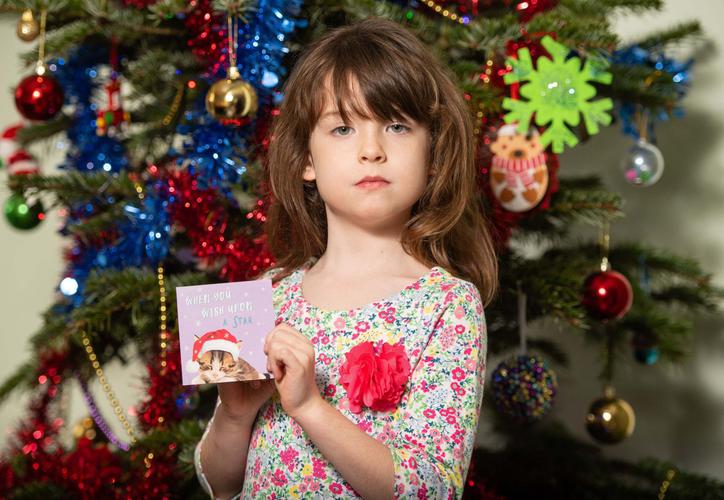 Niña encuentra mensajes de reos chinos en tarjeta de navidad