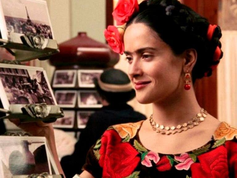 Salma Hayek recibe título de Légion D’Honneur por papel de Frida Kahlo