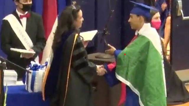 EE.UU.: Estudiante usa bandera de México sobre su toga y le niegan diploma