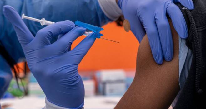 EE.UU.: Refuerzos de vacuna COVID protegen contra ómicron y delta