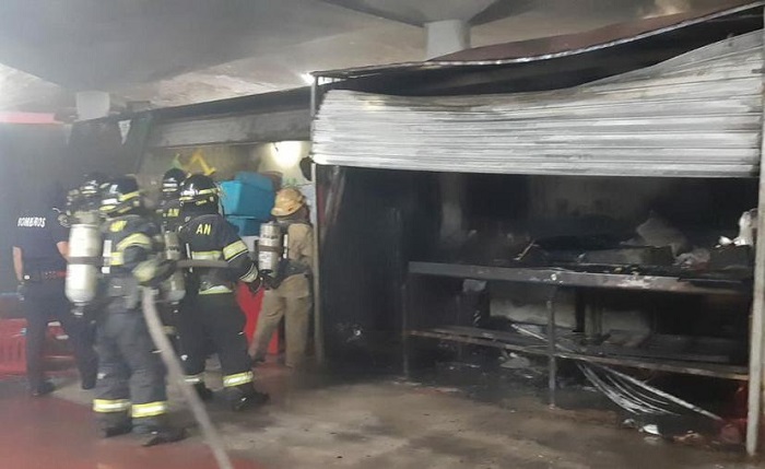 Se incendian locales en el mercado de Santa Ana