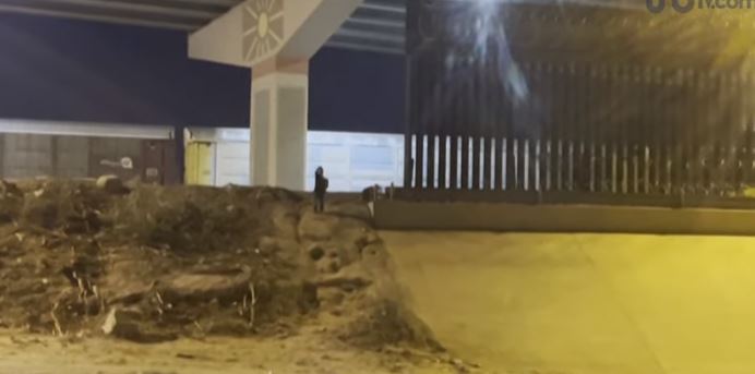 (VÍDEO) Mujer abandona a su suerte a niño de 5 años en la frontera México-EE.UU.