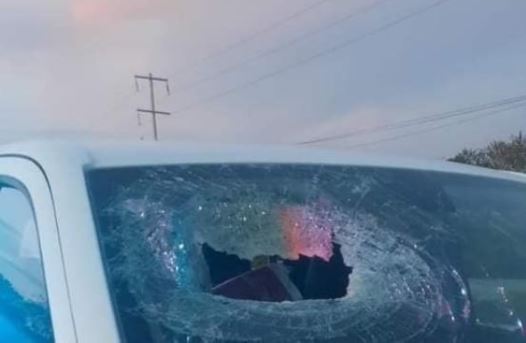 Campeche: Iba como pasajera en auto y muere al ser golpeada por una piedra que cayó de un volquete