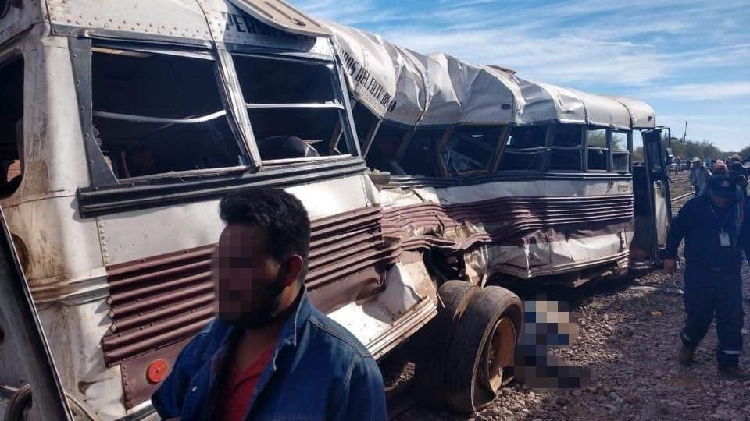 Tren arrolla a camión con trabajadores en Sonora, hay varios muertos