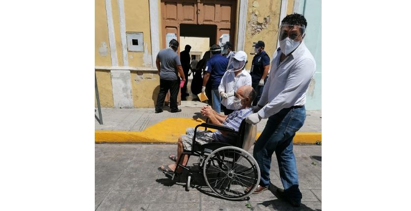 Rescatan a 19 abuelitos de albergue de Mérida que está en deplorables condiciones