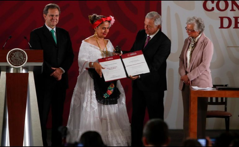 López Obrador entrega reconocimientos a 33 profesores distinguidos