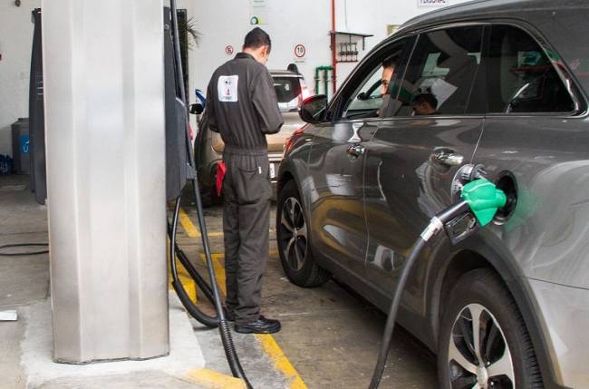 Gobierno de México prohibiría que pagues en efectivo tu gasolina y en casetas