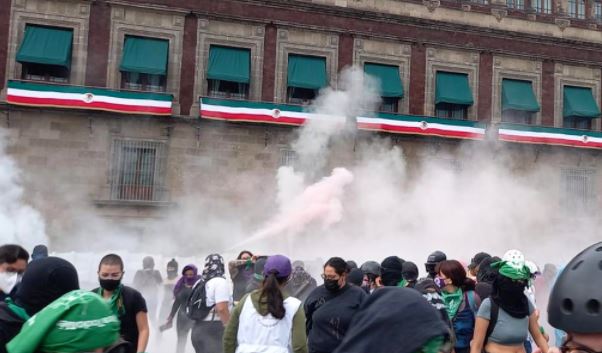 (VÍDEO) CDMX: Marcha feminista derriba vallas de Palacio Nacional; les echan humo