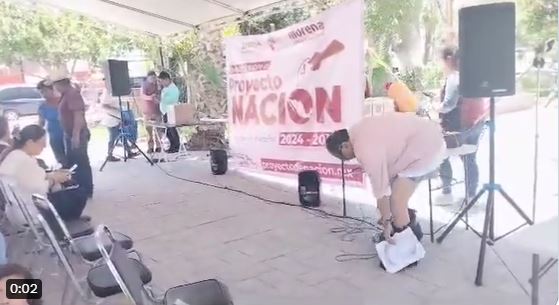 (VÍDEO) Se le caen los pantalones al diputado federal por Morena, Javier Borrego