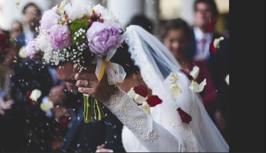 Mujer cancela su boda de último minuto y decide festejar con sus invitados