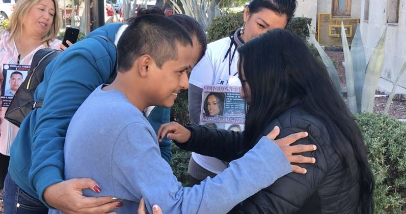 Madre e hijo se reencuentran en Sonora tras 8 largos años de búsqueda