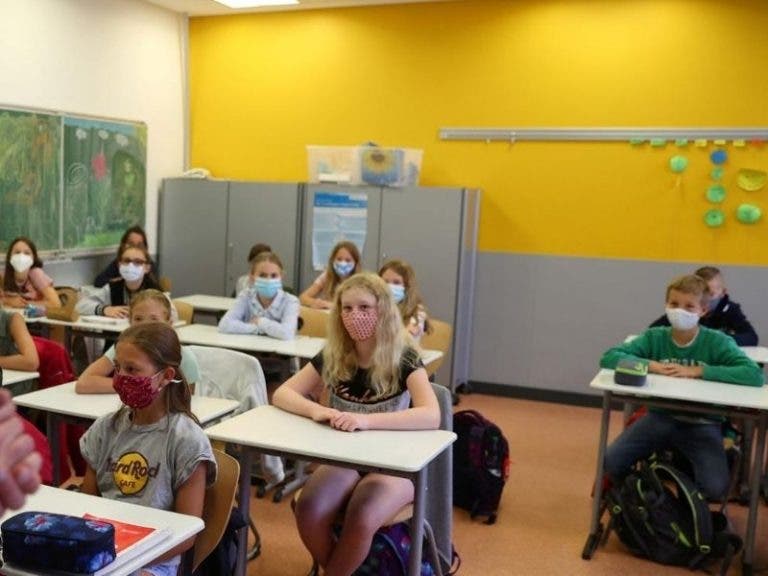 Europa: Pequeños regresan a las aulas de clases tras meses de encierro