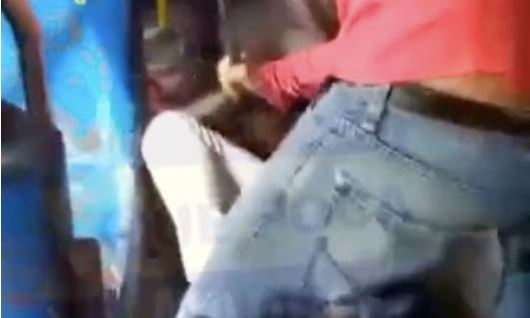 (VIDEO) Edomex: 'Dan su calentada' a ladrón en camión de Chalco