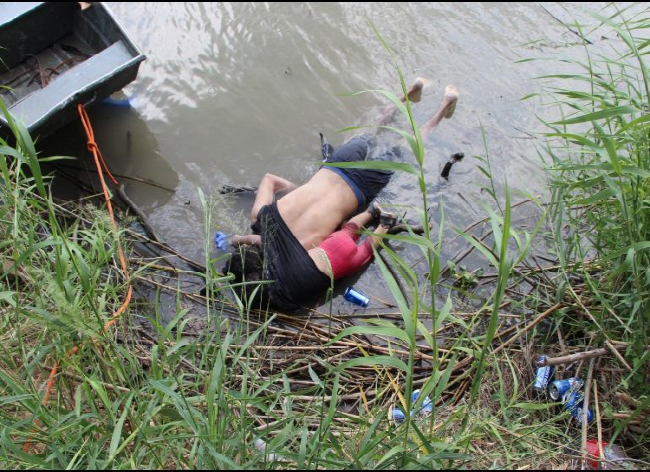 Conmociona en redes imagen de migrante y su hija ahogados en río Bravo